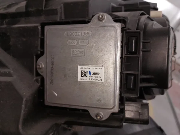 Farol BMW X1 E84 Bi Xenon - Image 3