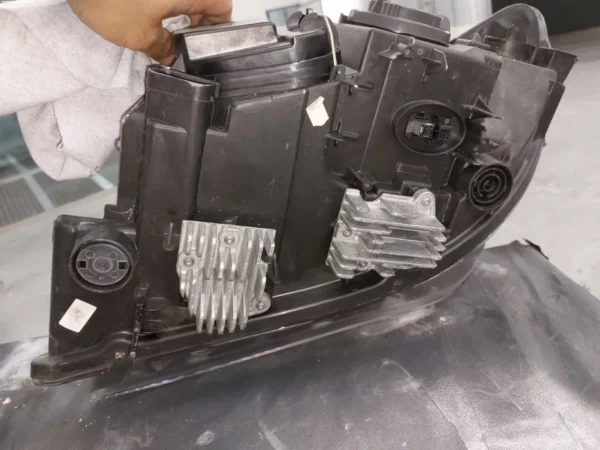 Farol BMW X1 E84 Bi Xenon - Image 2