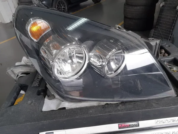 Farol dirt. Opel Astra H